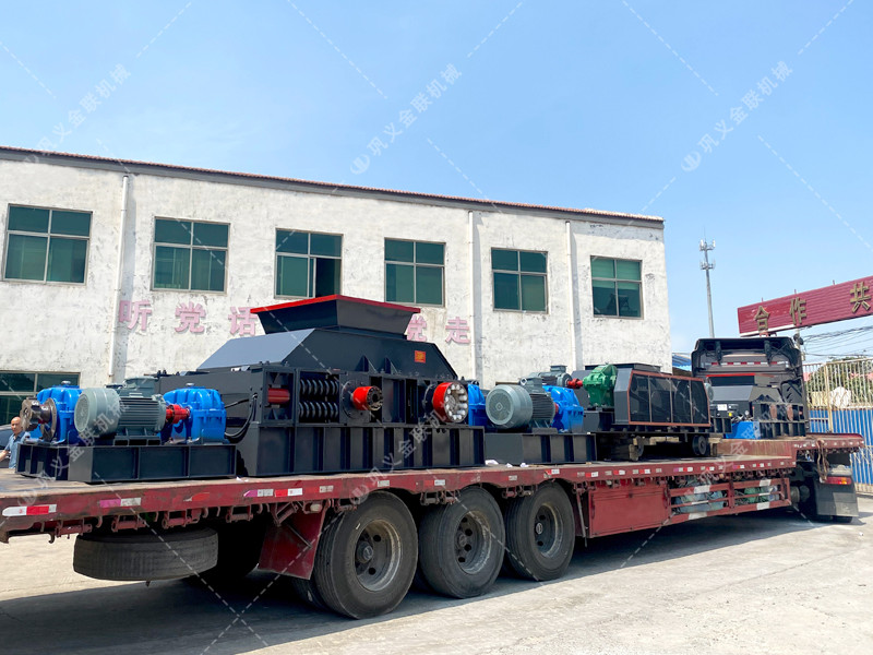 1200*1200雙齒輥破碎機(jī)，兩臺900*900軌道移動雙齒輥破碎機(jī)發(fā)往云南