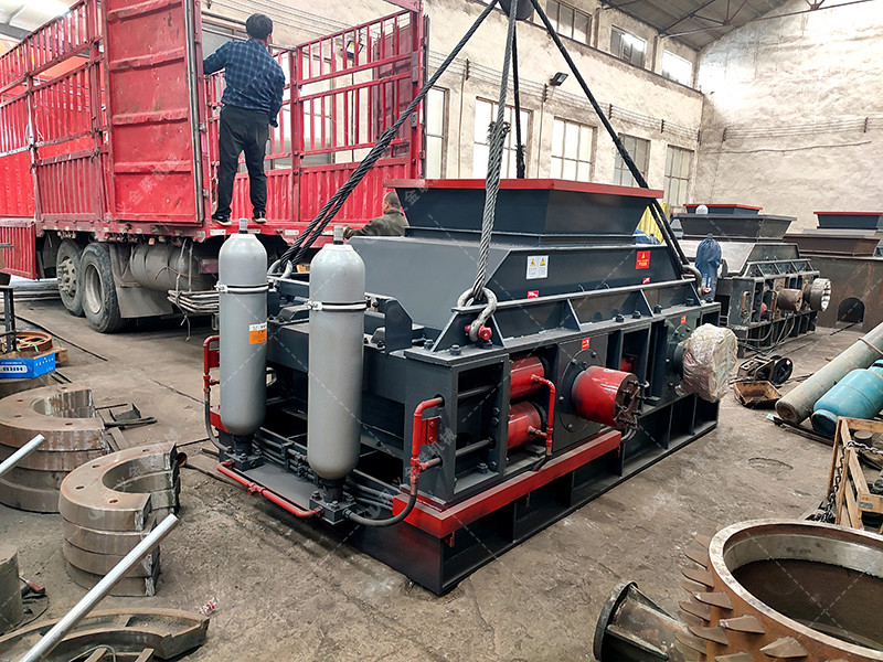 兩臺(tái)大型液壓對(duì)輥破碎機(jī)征戰(zhàn)沙場(chǎng) 兩臺(tái)大型液壓對(duì)輥破碎機(jī)征戰(zhàn)沙場(chǎng)